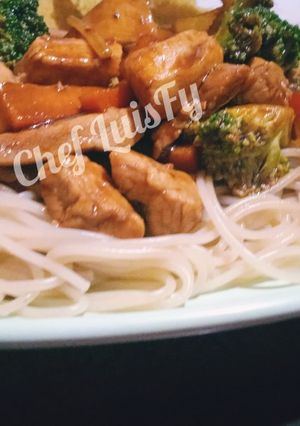 Una foto de Lo mein de pollo... LuisFy