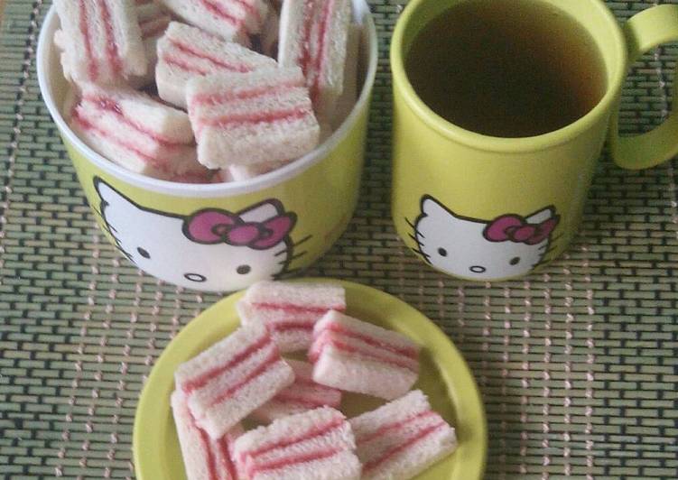 Roti tawar krispi strawberry