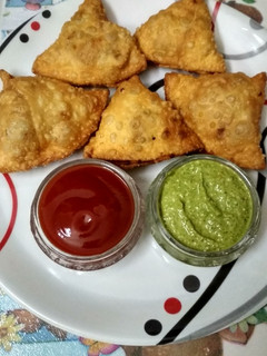 સ્પાઈસી સમોસા(Spicy samosa Recipe in gujarati) રેસીપી મુખ્ય ફોટો