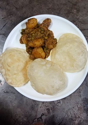 লুচি আলুর দম (Luchi alur dom recipe in Bengali) রেসিপির প্রধান ছবি