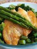 Ensalada de pechuga de pollo con espárragos, brócoli, ejotes