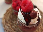 Una foto de pastel de chocolate tres leches