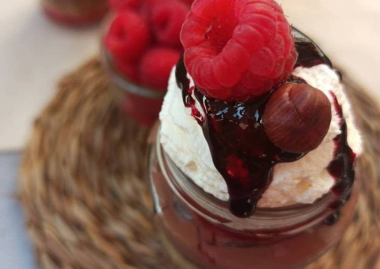 Arroz con leche, bizcocho especiado, crema inglesa de chocolate negro y mermelada de frambuesas