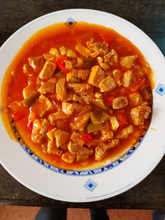 Una foto de Magro con tomate