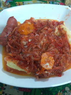 Una foto de Chorizo a la pomarola con puré