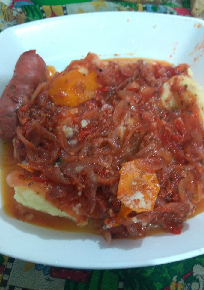 Una foto de Chorizo a la pomarola con puré