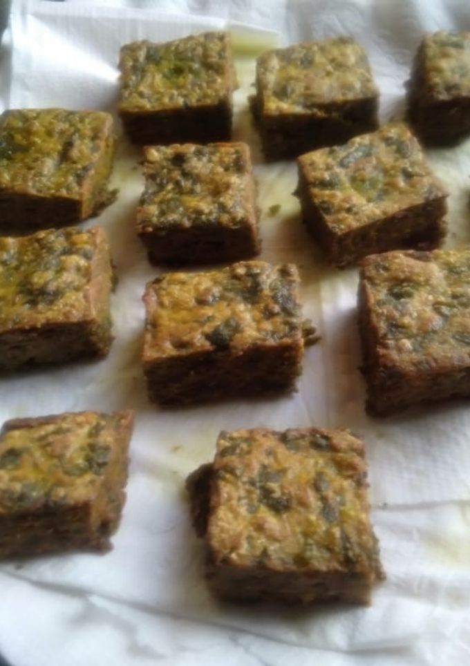पालक वडी (palak vadi recipe in marathi) रेसिपी चे मुख्य फोटो 