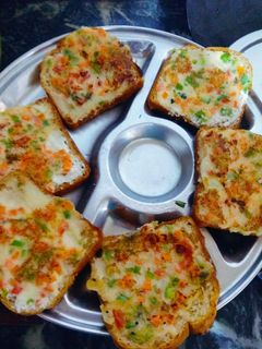 वेजी टोस्ट (veggie toast recipe in Hindi) रेसिपी मुख्य फोटो