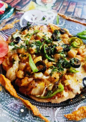 A picture of Desi style Chhole Achhari piza.