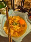 Sopa de col, gyozas y bolitas de cerdo