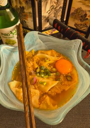 Una foto de Sopa de col, gyozas y bolitas de cerdo