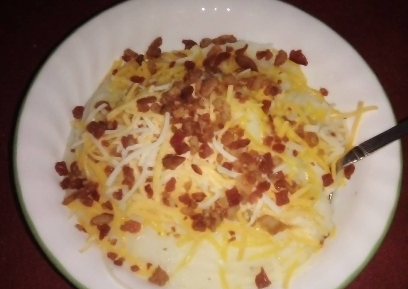 Mashed potatoes with cheese and bacon