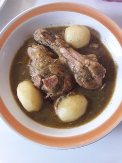 Una foto de Pollo en salsa, con papitas y tocino