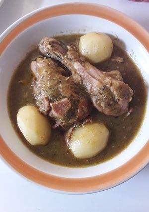 Una foto de Pollo en salsa, con papitas y tocino