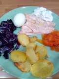 Salmón al vapor con lactonesa de hierbabuena y guarnición
