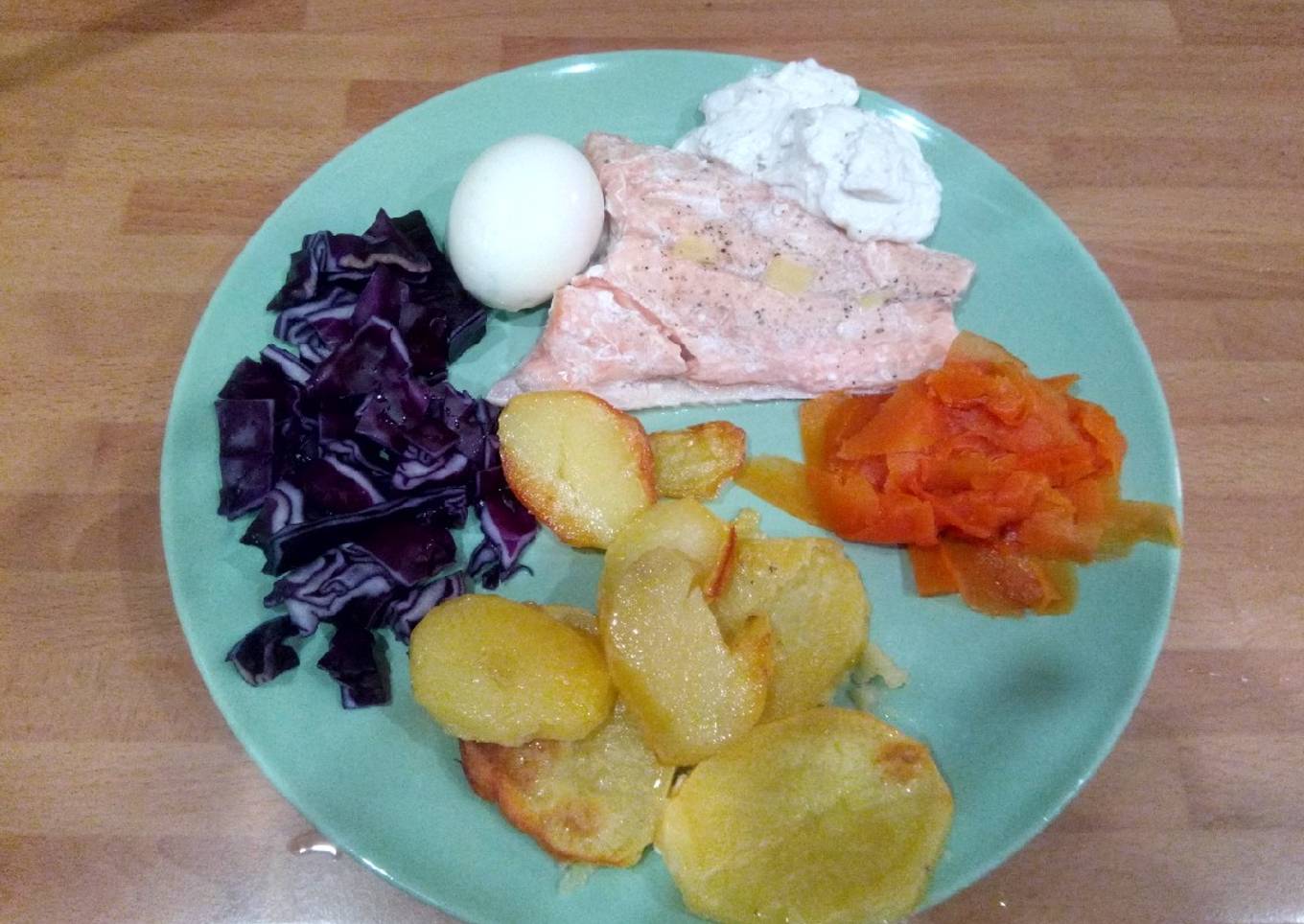 Salmón al vapor con lactonesa de hierbabuena y guarnición