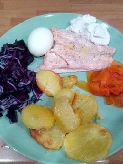 Una foto de Salmón al vapor con lactonesa de hierbabuena y guarnición