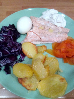 Una foto de Salmón al vapor con lactonesa de hierbabuena y guarnición
