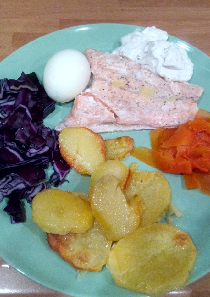 Una foto de Salmón al vapor con lactonesa de hierbabuena y guarnición