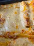 Canelones rellenos de pechuga, salami genoa, tocineta y queso cheddar