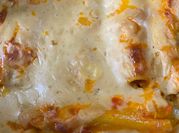 Una foto de pasta con pollo y tocineta