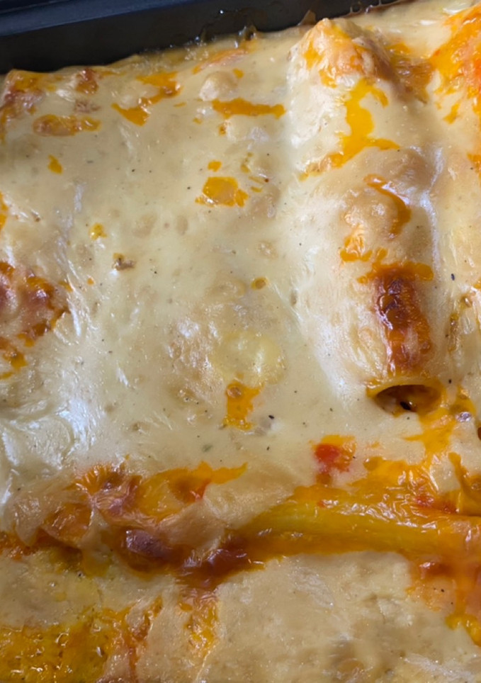 Una foto de Canelones rellenos de pechuga, salami genoa, tocineta y queso cheddar