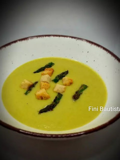 Una foto de Crema de espárragos y quesitos
