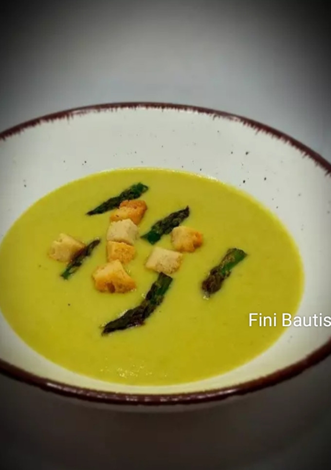 Una foto de Crema de espárragos y quesitos