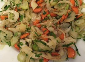 Una foto de Ensalada tibia de zanahoria, hinojo y cebolla