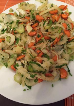 Una foto de Ensalada tibia de zanahoria, hinojo y cebolla