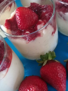 Una foto de Crema tipo catalana sin maicena con coulis de frutilla🍓🍓🍓🍓