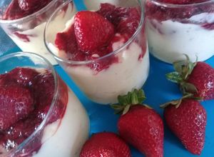 Una foto de Crema tipo catalana sin maicena con coulis de frutilla🍓🍓🍓🍓
