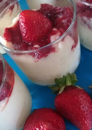 Una foto de Crema tipo catalana sin maicena con coulis de frutilla🍓🍓🍓🍓