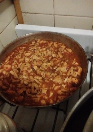 Una foto de Pechugas de pollo (resto de asado) a la salsa portuguesa en disco de arado