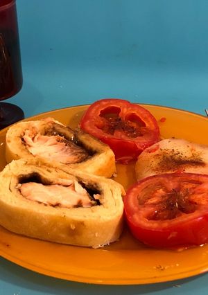 Una foto de Salmón horneado en pan brioche con un acompañamiento improvisado y salsa rápida