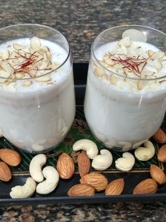 ડ્રાયફ્રુટ મિલ્ક(Dry fruit milk Recipe in Gujarati) રેસીપી મુખ્ય ફોટો