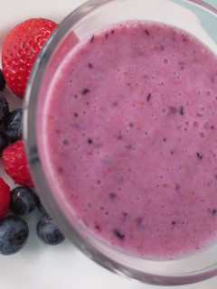 Una foto de Batido de arándanos, fresas y frambuesas enriquecido con Agua de Mar