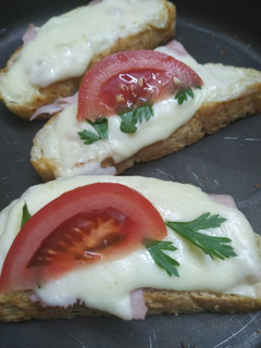 Una foto de Bruschettas 🍅🧀 de pan casero🥖