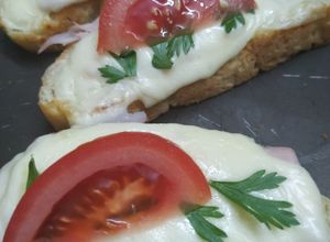 Una foto de Bruschettas 🍅🧀 de pan casero🥖