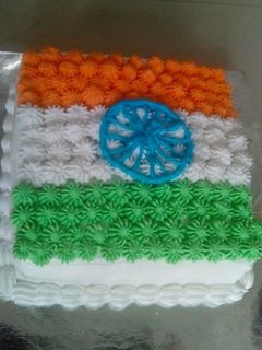 तिरंगा वेनिला केक (Tiranga vanilla cake recipe in Hindi) रेसिपी मुख्य फोटो