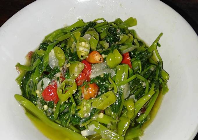 Bagaimana Menyiapkan Cah kangkung pedas mantap yang Enak