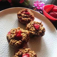Strawberry oats muffin A picture of Strawberry oats muffin.