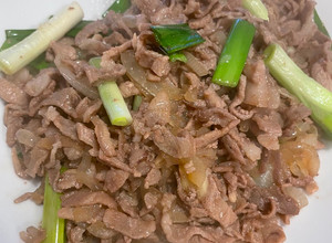 蔥爆洋蔥炒豬肉片（絲）快速家常菜料理 的食譜成品照片