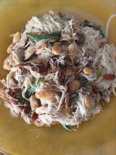 Una foto de Fideos chinos con almendras