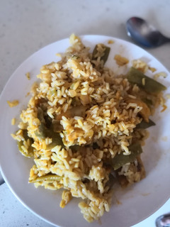 Una foto de Arroz con Merluza estilo "paella"