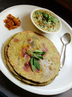 बथुआ के परांठे (Bathua ke parathe recipe in hindi) रेसिपी मुख्य फोटो