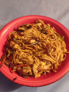 Una foto de Noodles de pollo y verduras
