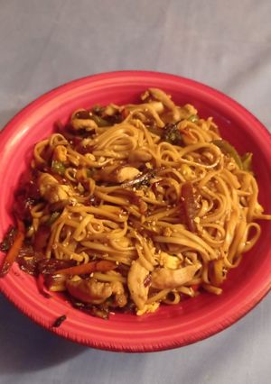 Una foto de Noodles de pollo y verduras