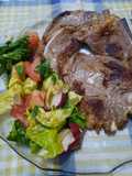 Bife a la plancha y ensalada sabrosa