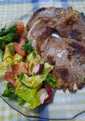 Una foto de Bife a la plancha y ensalada sabrosa